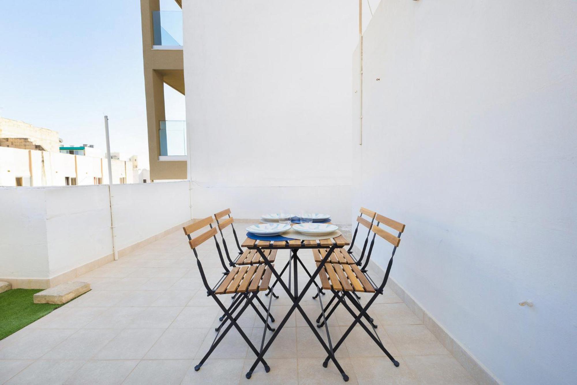 Spacious 2Br Penthouse With A Large Front-Terrace - Close To Bugibba Perched Beach 세인트폴스베이 외부 사진